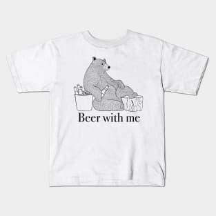 Beer with me, bear holds beer and relaxes Kids T-Shirt